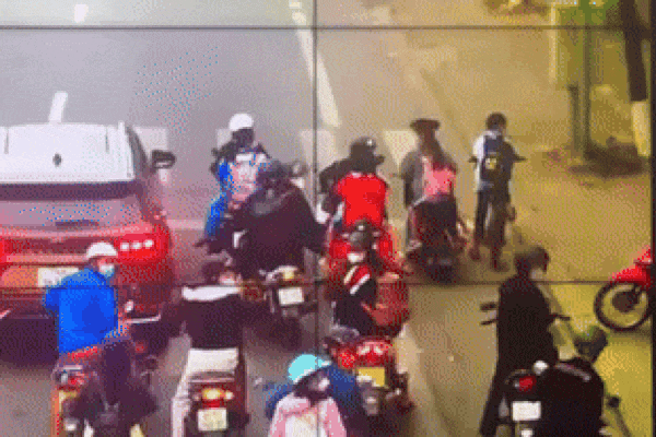 Ô tô tông loạt xe máy đang dừng đèn đỏ ở Huế