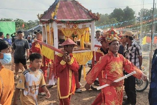 Hàng nghìn người dự lễ nghinh Ông đầu năm mới cầu mùa tôm cá bội thu