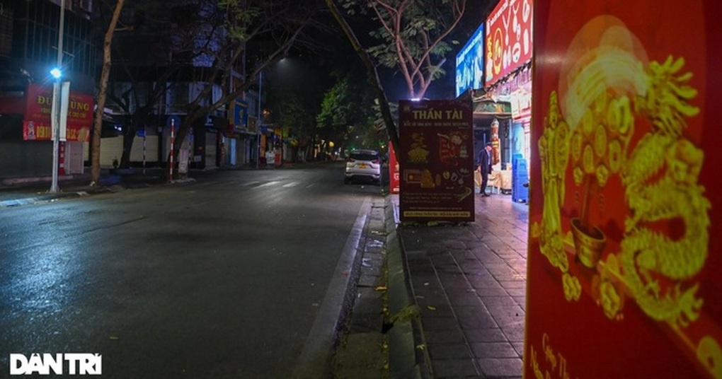 Tiệm vàng tại TPHCM dịp vía Thần Tài: Nhân viên đến sớm phải... chờ cửa-1