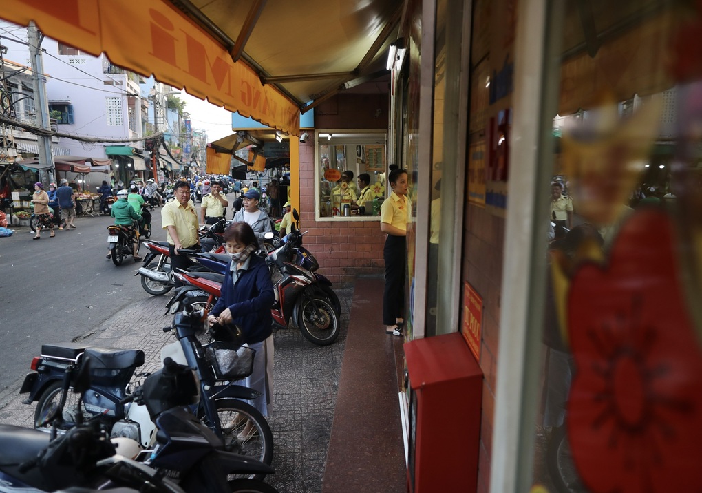 Tiệm vàng tại TPHCM dịp vía Thần Tài: Nhân viên đến sớm phải... chờ cửa-6