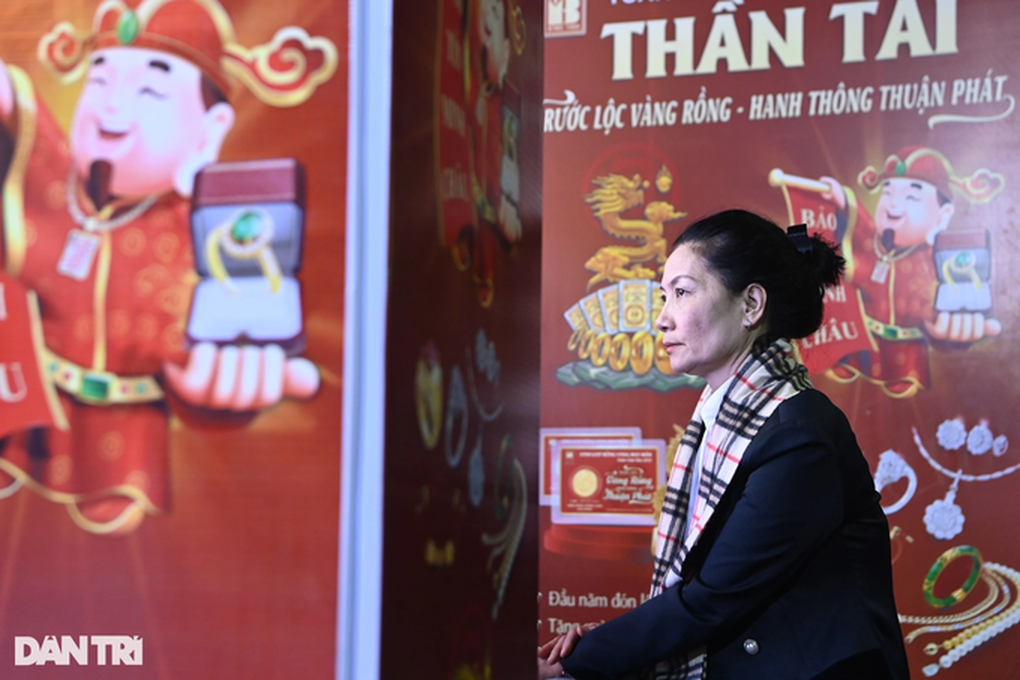 Tiệm vàng tại TPHCM dịp vía Thần Tài: Nhân viên đến sớm phải... chờ cửa-8