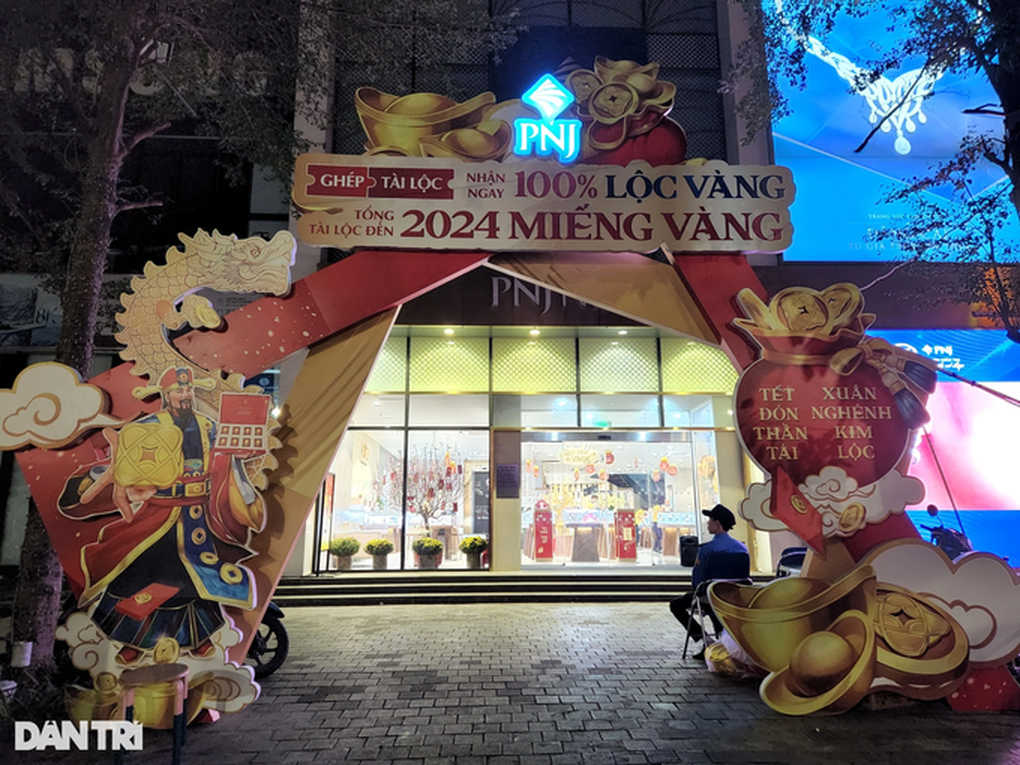 Tiệm vàng tại TPHCM dịp vía Thần Tài: Nhân viên đến sớm phải... chờ cửa-9