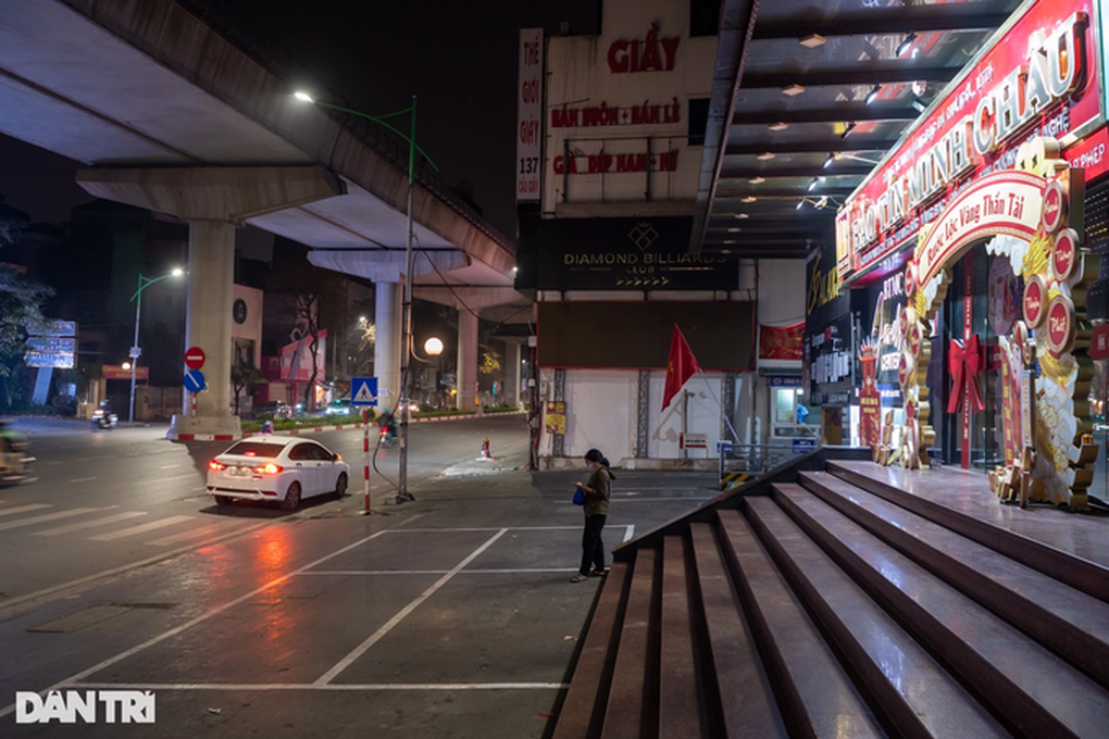 Tiệm vàng tại TPHCM dịp vía Thần Tài: Nhân viên đến sớm phải... chờ cửa-10