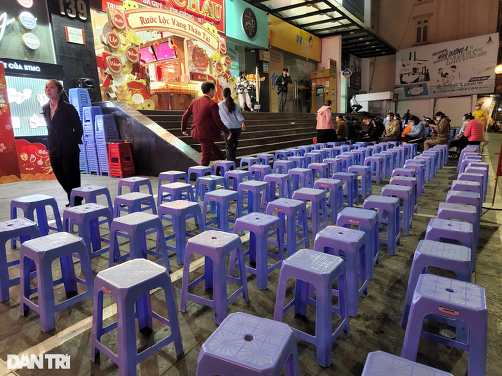 Tiệm vàng tại TPHCM dịp vía Thần Tài: Nhân viên đến sớm phải... chờ cửa-11