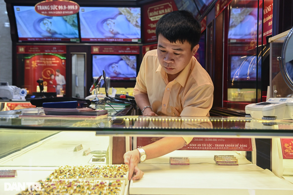 Tiệm vàng tại TPHCM dịp vía Thần Tài: Nhân viên đến sớm phải... chờ cửa-13