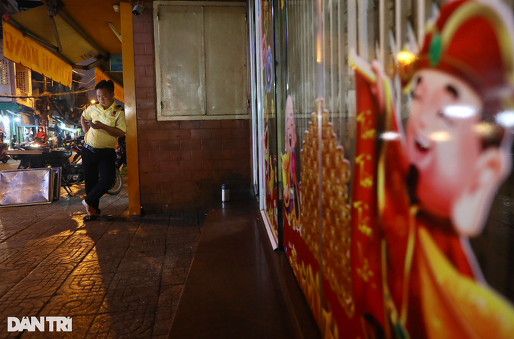 Tiệm vàng tại TPHCM dịp vía Thần Tài: Nhân viên đến sớm phải... chờ cửa-15