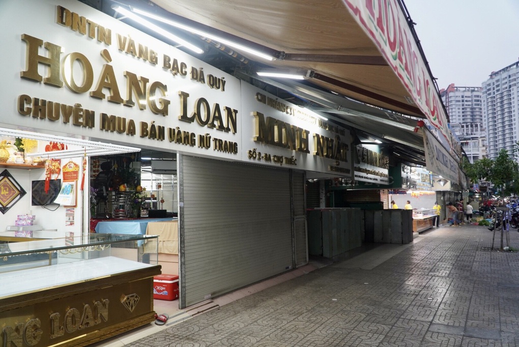 Tiệm vàng tại TPHCM dịp vía Thần Tài: Nhân viên đến sớm phải... chờ cửa-16