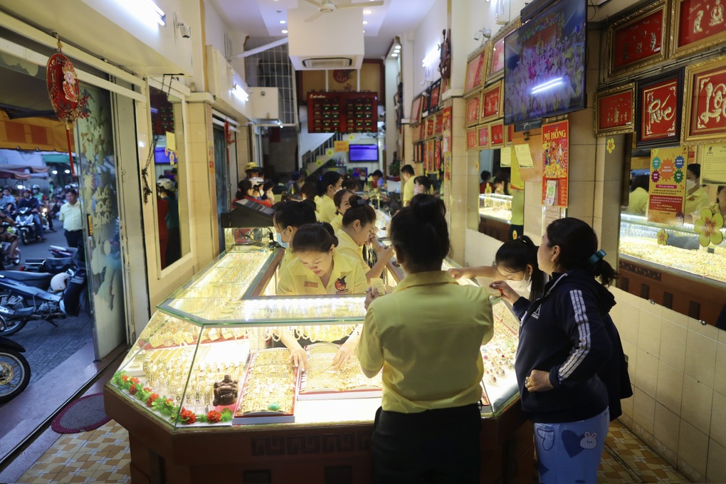 Tiệm vàng tại TPHCM dịp vía Thần Tài: Nhân viên đến sớm phải... chờ cửa-17
