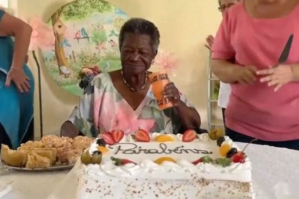 Cụ bà ngang nhiên lấy trộm túi đồ ăn giữa ban ngày ban mặt khiến shipper bất lực, cách giải quyết của cảnh sát gây tranh cãi-3