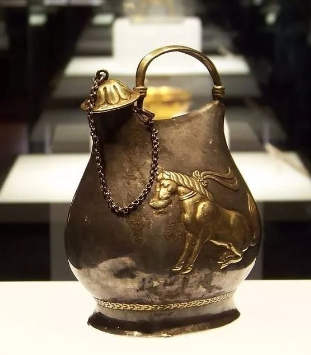 Cả công trường dừng thi công khẩn cấp vì công nhân đào trúng vật cứng kỳ lạ: Hiện trường lập tức bị phong tỏa, kho báu vô giá nghìn năm tuổi dần dần hé lộ-4