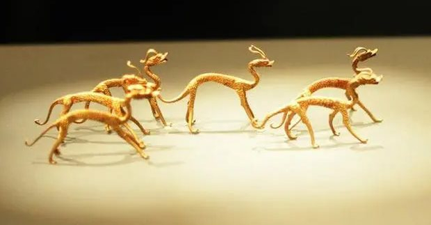 Cả công trường dừng thi công khẩn cấp vì công nhân đào trúng vật cứng kỳ lạ: Hiện trường lập tức bị phong tỏa, kho báu vô giá nghìn năm tuổi dần dần hé lộ-2