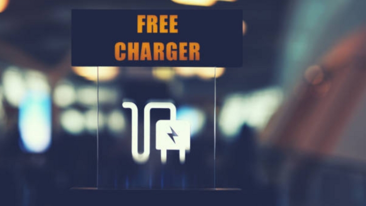 Vì sao không nên sạc điện thoại bằng cổng USB công cộng ở sân bay?-1