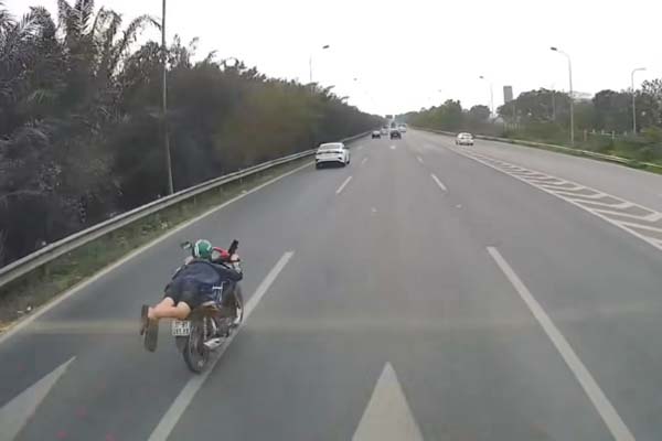 Đường gom Đại lộ Thăng Long tắc cứng ở khu vực đào đường lắp ống cấp nước-5