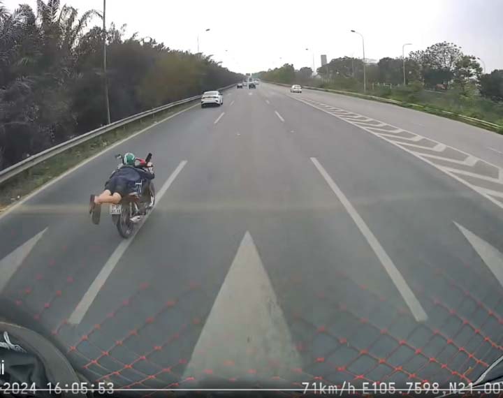 Tài xế nằm rạp lên yên xe máy, tạt đầu loạt ô tô trên Đại lộ Thăng Long-1