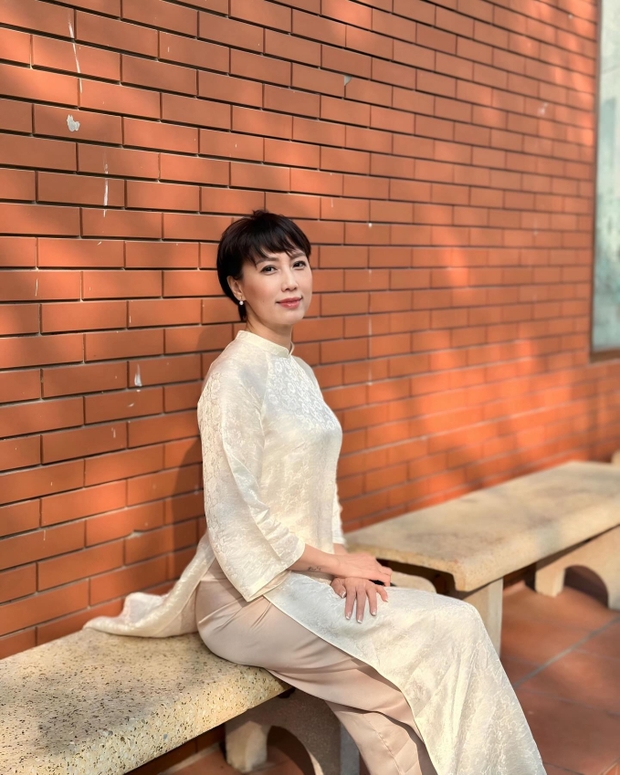 Mẹ vợ Đoàn Văn Hậu ở độ tuổi U50 vẫn trẻ trung phơi phới, quyết tâm nuôi tóc dài vì đã có con rể-1