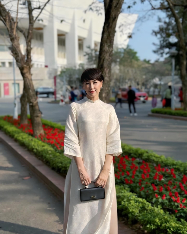 Mẹ vợ Đoàn Văn Hậu ở độ tuổi U50 vẫn trẻ trung phơi phới, quyết tâm nuôi tóc dài vì đã có con rể-2