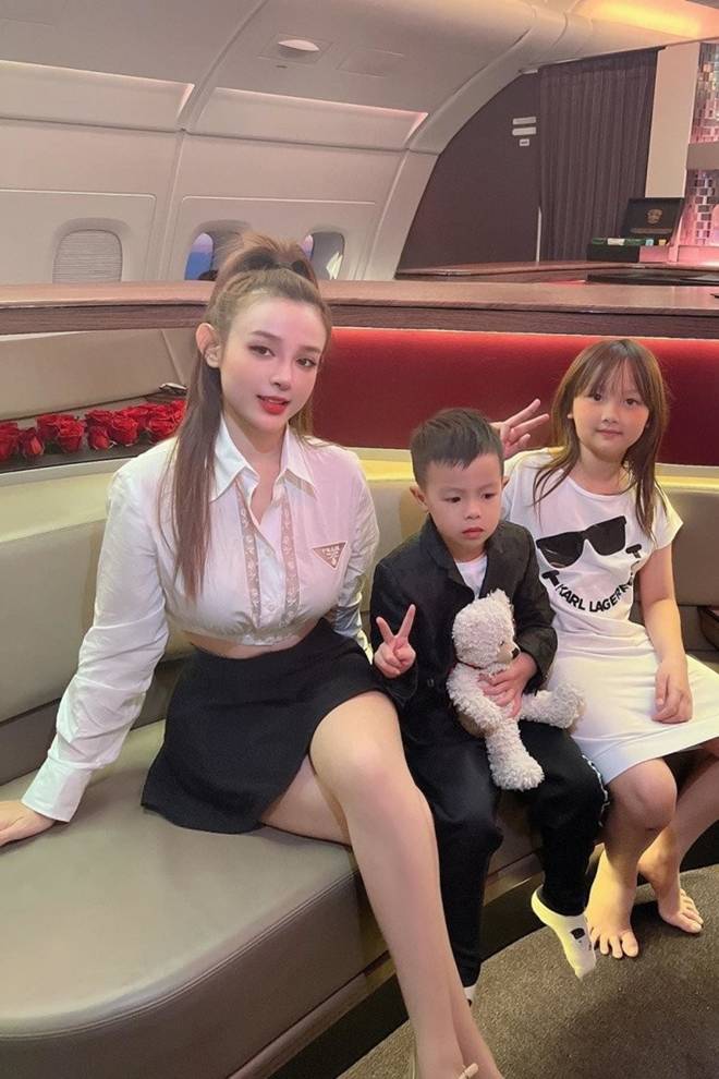 Huyền Baby sượng trân khi đang dạy con thì bị chồng đại gia bóc phốt: Mẹ học lớp 3 vẫn có người xúc cơm cho-1