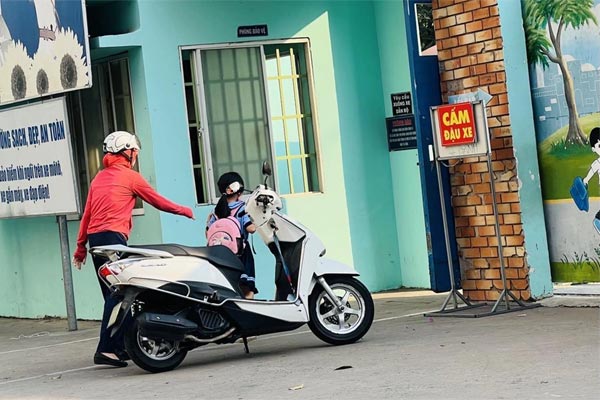 Ngày đầu đi học sau Tết đầy bất ổn: Bị khóa ngoài vì đi muộn, có người còn mang cả nhà đến trường!-7