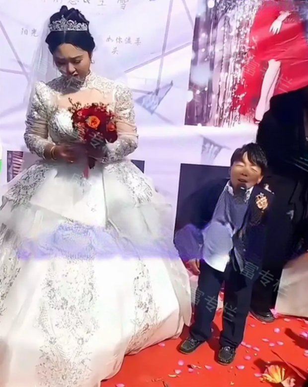 Mặc kệ ngoại hình xấu xí của chú rể, cô dâu khẳng định: Tôi yêu anh ấy từ cái nhìn đầu tiên-2