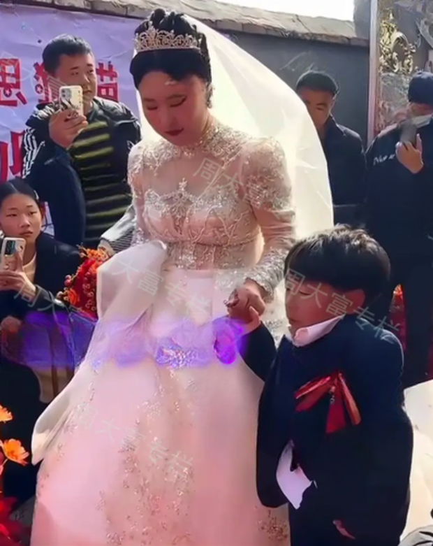 Mặc kệ ngoại hình xấu xí của chú rể, cô dâu khẳng định: Tôi yêu anh ấy từ cái nhìn đầu tiên-1