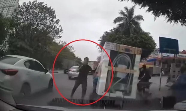 Tài xế ô tô tung cước đạp ngã người đi xe máy trên phố khai gì?-2