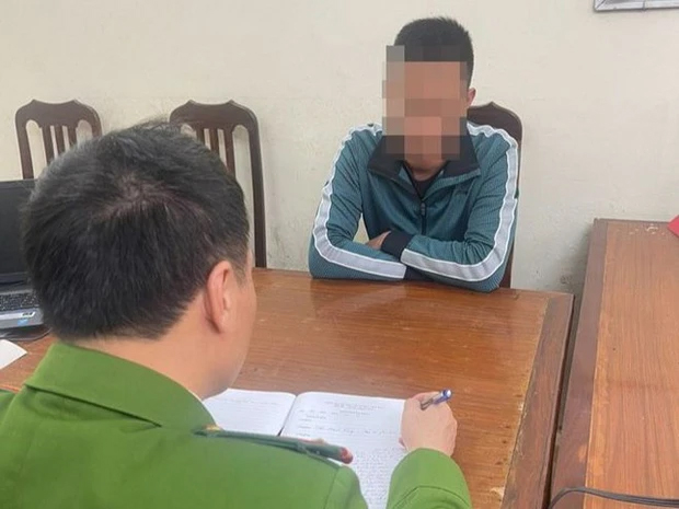 Tài xế ô tô tung cước đạp ngã người đi xe máy trên phố khai gì?-1