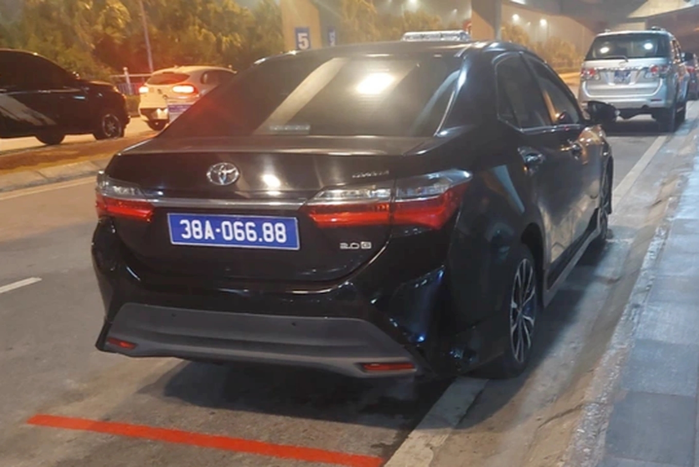 Vụ xe biển xanh đón con lãnh đạo ở sân bay: Kiểm điểm chủ tịch hội phụ nữ-1