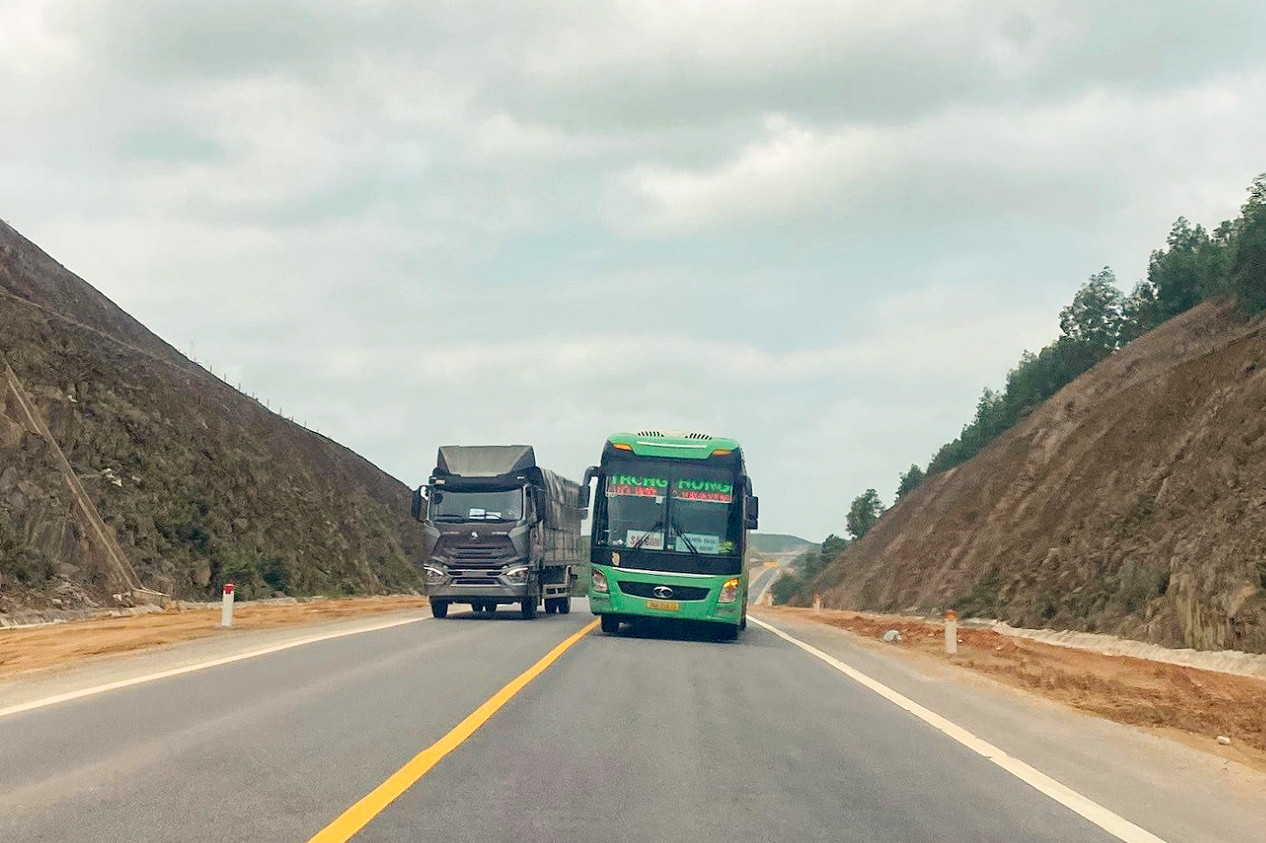 Những bất cập chết người trên tuyến cao tốc Cam Lộ - La Sơn-2