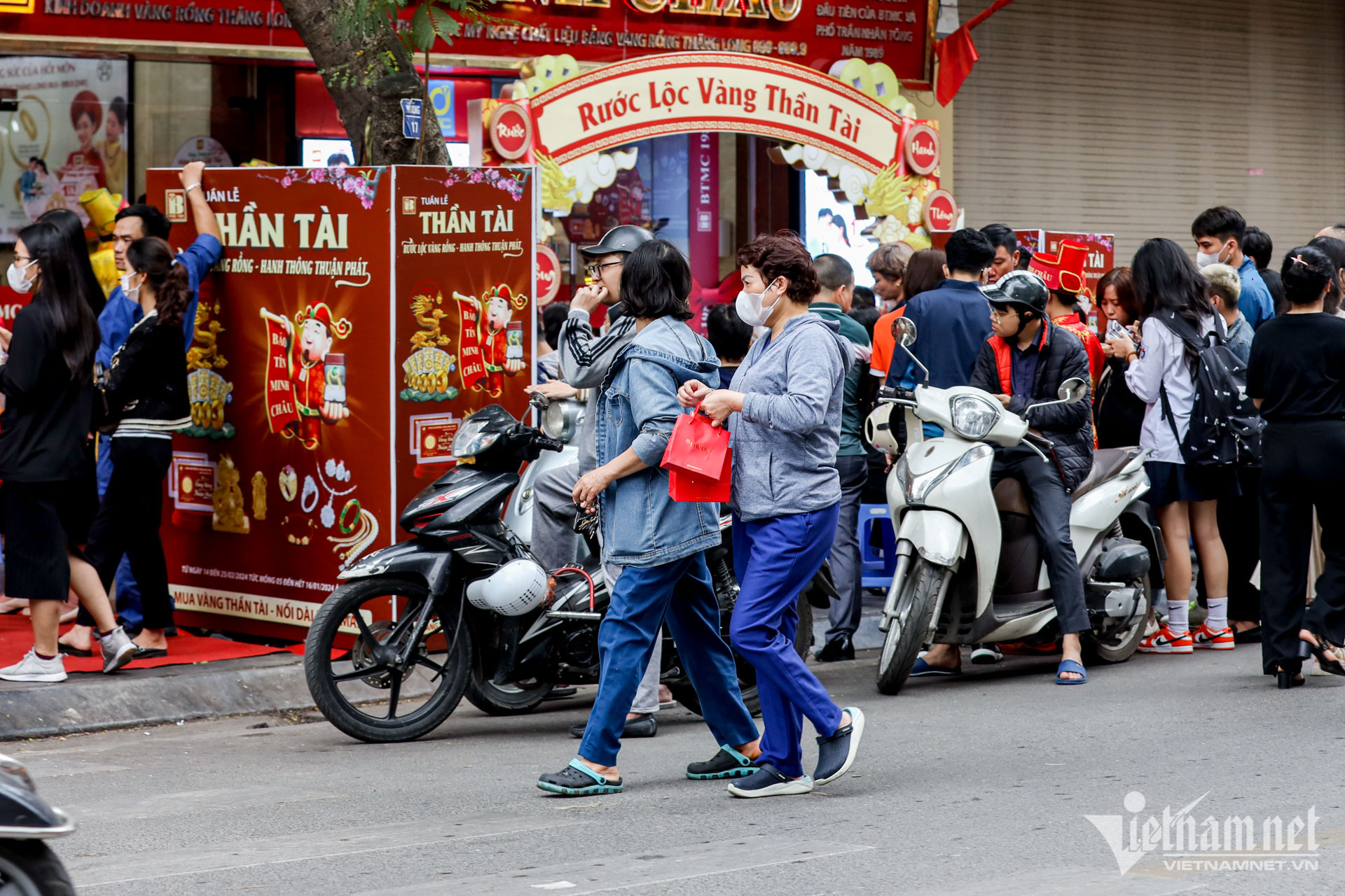 Cầm vàng hớ hênh, tung tăng dạo bước trên phố ngày Thần Tài-1