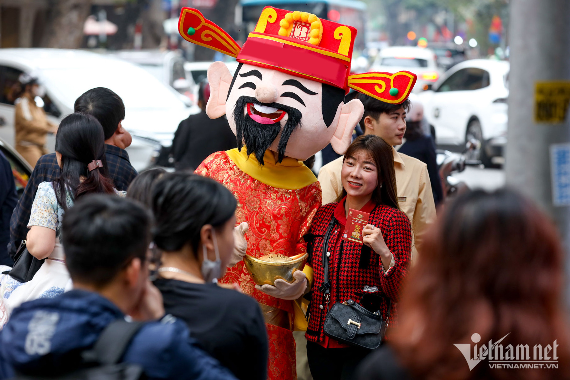 Cầm vàng hớ hênh, tung tăng dạo bước trên phố ngày Thần Tài-2