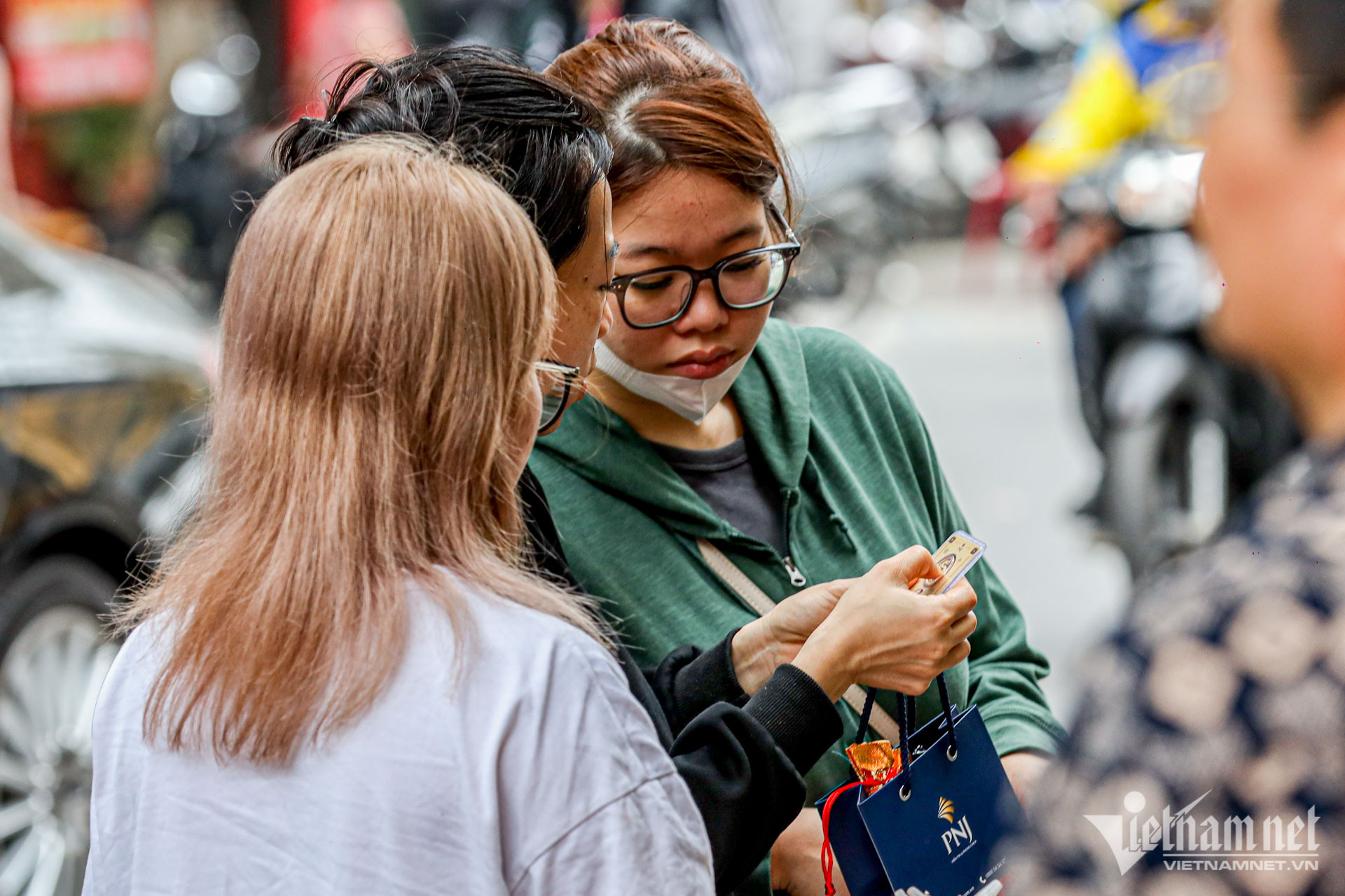 Cầm vàng hớ hênh, tung tăng dạo bước trên phố ngày Thần Tài-3