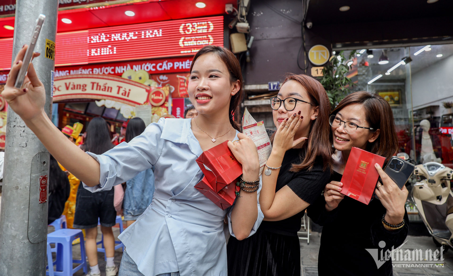 Cầm vàng hớ hênh, tung tăng dạo bước trên phố ngày Thần Tài-4