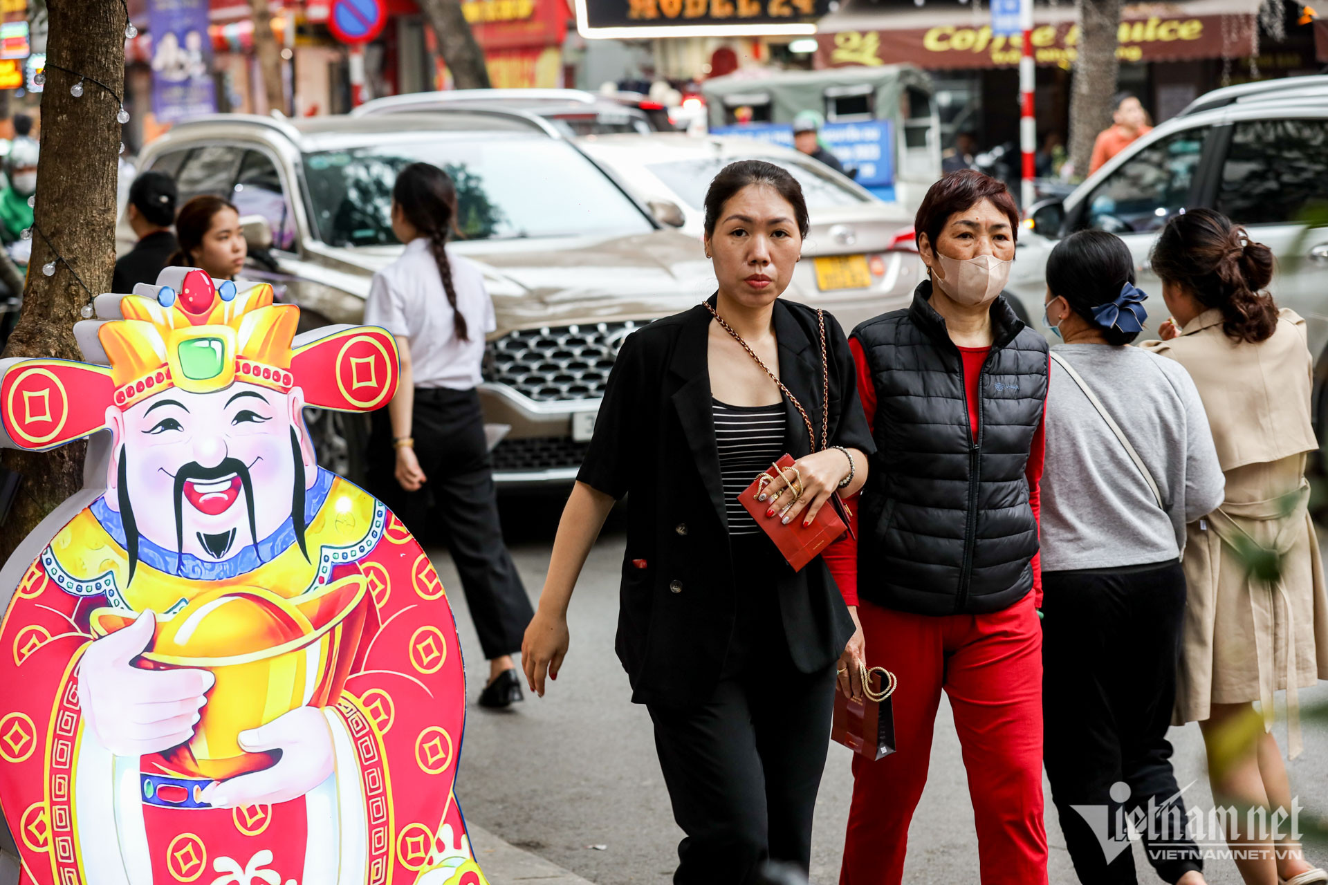 Cầm vàng hớ hênh, tung tăng dạo bước trên phố ngày Thần Tài-10