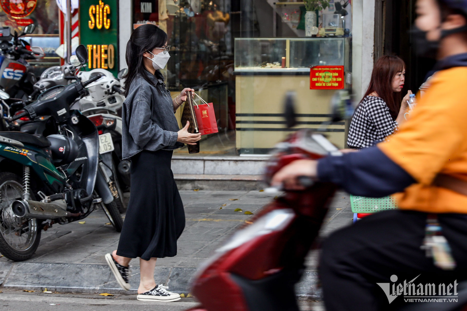 Cầm vàng hớ hênh, tung tăng dạo bước trên phố ngày Thần Tài-8