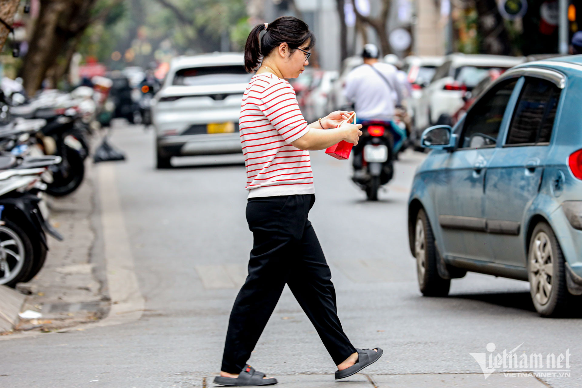 Cầm vàng hớ hênh, tung tăng dạo bước trên phố ngày Thần Tài-9