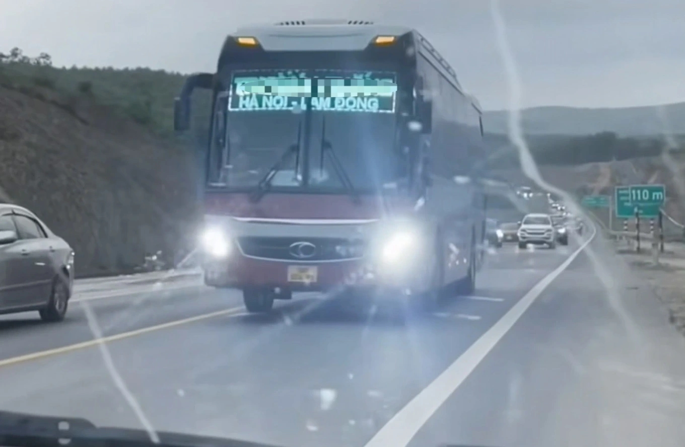 Cảnh hàng loạt ô tô lao vun vút lấn làn trên cao tốc Cam Lộ - La Sơn-1