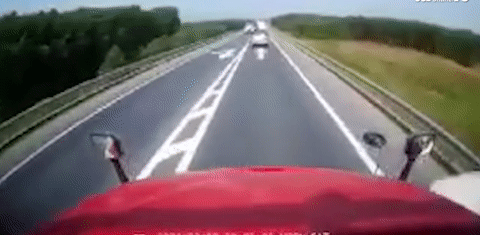 Cảnh hàng loạt ô tô lao vun vút lấn làn trên cao tốc Cam Lộ - La Sơn-2