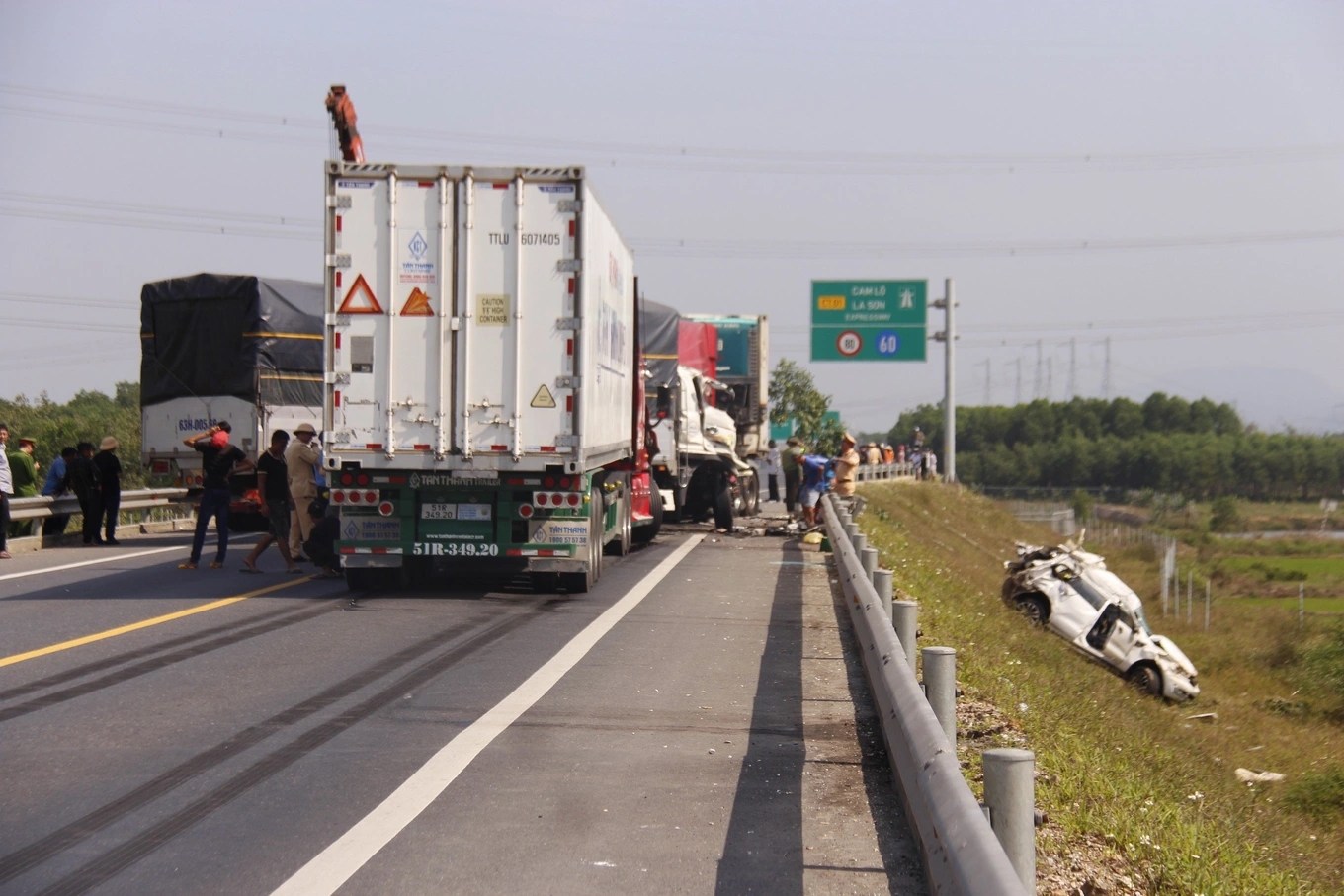 Cảnh hàng loạt ô tô lao vun vút lấn làn trên cao tốc Cam Lộ - La Sơn-3