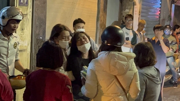 Người thân, bạn bè khóc ngất tại hiện trường nơi tìm thấy thi thể cô gái 21 tuổi ở Hà Nội-1