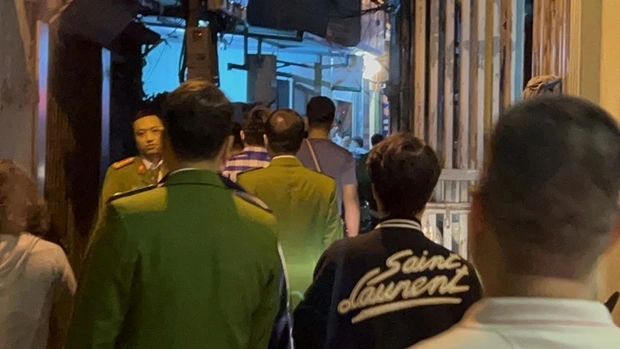 Người thân, bạn bè khóc ngất tại hiện trường nơi tìm thấy thi thể cô gái 21 tuổi ở Hà Nội-3