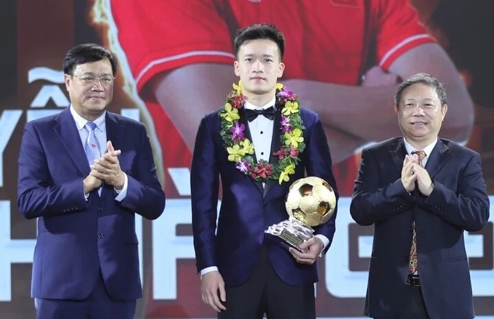 Hoàng Đức giành danh hiệu Quả bóng Vàng Việt Nam 2023-1