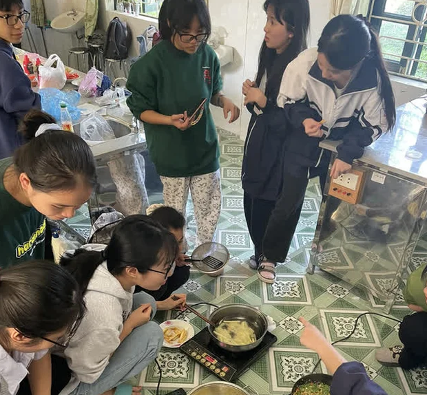 Ngày đầu đi học sau Tết đầy bất ổn: Bị khóa ngoài vì đi muộn, có người còn mang cả nhà đến trường!-5