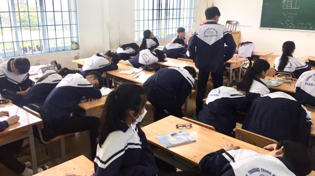 Ngày đầu đi học sau Tết đầy bất ổn: Bị khóa ngoài vì đi muộn, có người còn mang cả nhà đến trường!-2