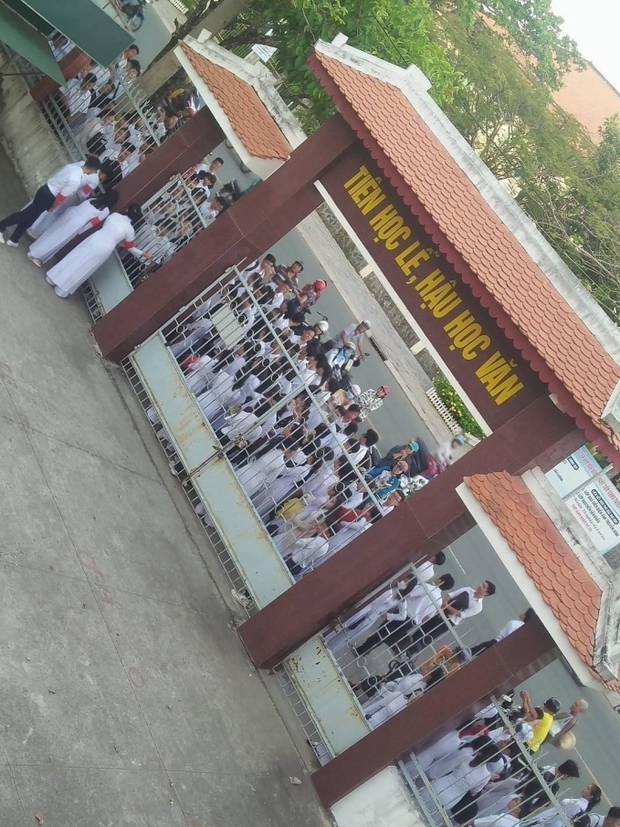 Ngày đầu đi học sau Tết đầy bất ổn: Bị khóa ngoài vì đi muộn, có người còn mang cả nhà đến trường!-1