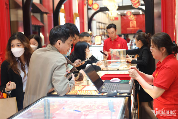 Giá vàng hôm nay 20/2/2024: Rớt giá sau ngày vía Thần Tài-1