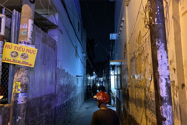 Hãi hùng 3 cuộn inox rơi xuống đường, đè trúng ô tô ở Hà Nội-3