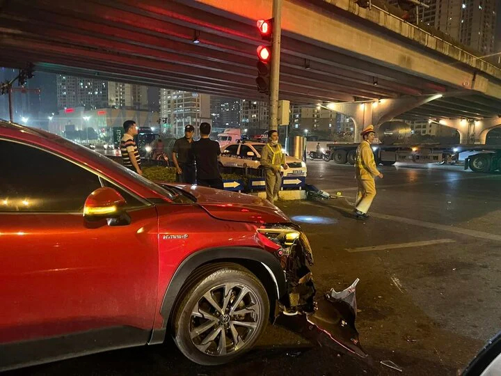 Hãi hùng 3 cuộn inox rơi xuống đường, đè trúng ô tô ở Hà Nội-2