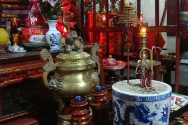 Cháy bát hương dự báo điềm lành hay dữ? Chân nhang bị cháy tiết lộ điều gì?-3