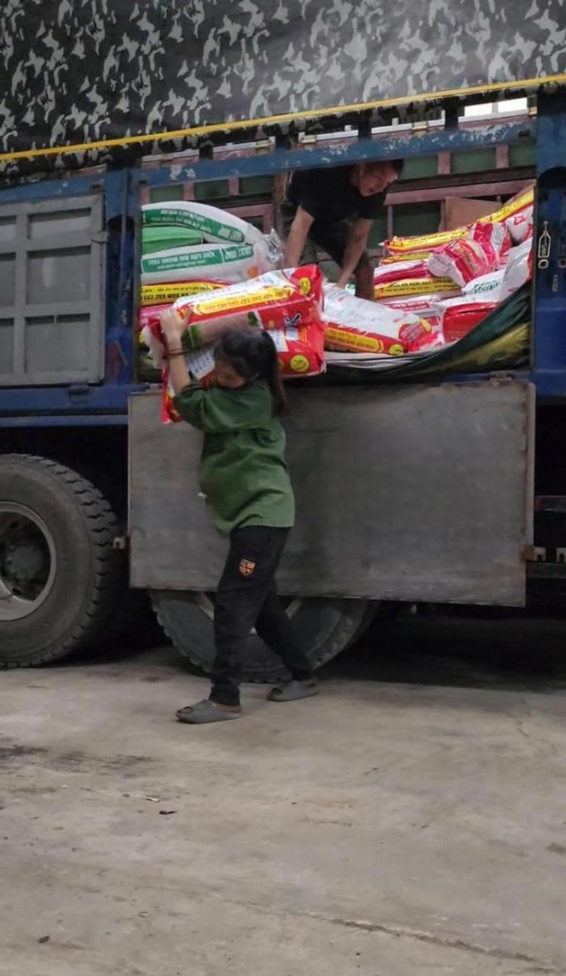 Hình ảnh mẹ bầu bụng vượt mặt vẫn đi bốc vác thuê kiếm tiền nuôi con khiến dân mạng xúc động-1