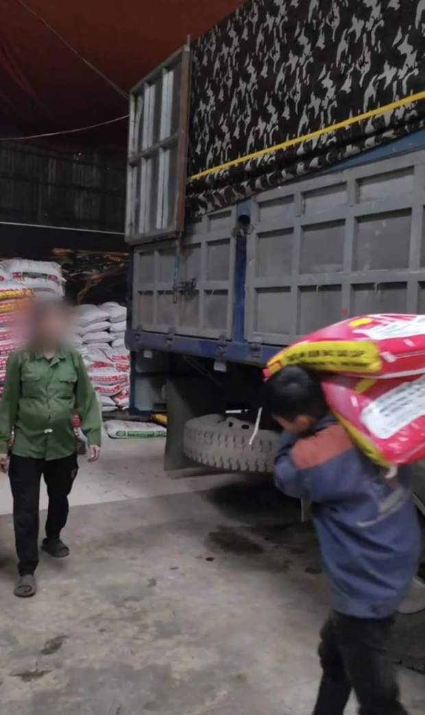 Hình ảnh mẹ bầu bụng vượt mặt vẫn đi bốc vác thuê kiếm tiền nuôi con khiến dân mạng xúc động-5